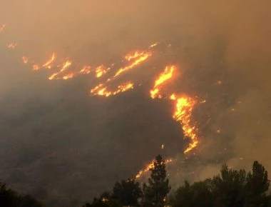 Kόλαση στην Εύβοια: «Να εγκαταλείψουν την περιοχή» καλούν οι Αρχές τους κατοίκους - «Πύρινη» νύχτα